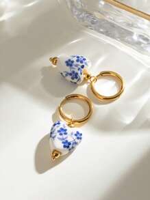 Uworld 1 par de pendientes de mujer en estilo retro chino de cerámica azul con forma de corazón y estampado, chapados en oro de 18K en acero inoxidable que imitan la porcelana Qinghua, para uso diario, fiestas, vacaciones, etc.