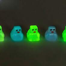 10/20 件迷你树脂鸭子，夜光小人物鸭子趣味微型树脂小雕像鸭子小卡通人物鸭子适用于家居汽车办公室装饰青少年派对礼物（颜色随机）