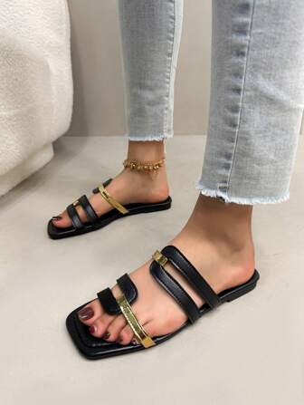 Sandalias planas deslizantes para mujeres, de punta abierta y cuadrada, de estilo casual y moda, adecuadas para vestidos, playa y caminatas, con diseño de empalme negro y dorado, transpirables, livianas y antideslizantes