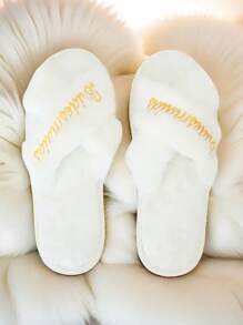 Um par de chinelos de festa de noiva com tiras cruzadas, conjunto de chinelos para festa de casamento, damas de honra, chinelos internos, chinelos de pelúcia, femininos, casa, piso interno, antiderrapante, chinelos abertos, chinelos para despedida de solteiro