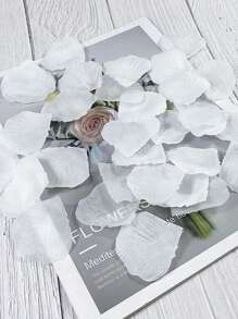 100/1000 Pétalos de rosa blanca artificial, aptos para decoraciones de bodas y fiestas. Agregan un toque romántico al Día de San Valentín y son perfectos para decorar el centro de la mesa de cena. Estos pétalos también se pueden usar para crear una sorpresa para propuestas de matrimonio, convirtiéndolos en un regalo ideal para el Día de San Valentín.