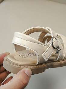 幼儿女童凉鞋软橡胶平底夏季婴儿花童鞋。