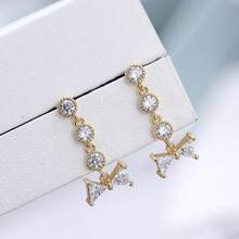 1 对优雅简约风格个人时尚耳环，配有方晶锆石和百搭配饰