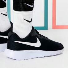 Nike 男女童款 TANJUN GO 轻便透气跑步鞋休闲运动鞋 DX9041-003 - 黑與白 - 查看 5