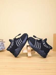 Nuove sneaker casual semplici per bambini, morbide, traspiranti in rete, antiscivolo, leggere, slip-on da esterno, adatte per tutte le stagioni