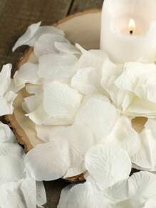 100/1000 Pétalos de rosa blanca artificial, aptos para decoraciones de bodas y fiestas. Agregan un toque romántico al Día de San Valentín y son perfectos para decorar el centro de la mesa de cena. Estos pétalos también se pueden usar para crear una sorpresa para propuestas de matrimonio, convirtiéndolos en un regalo ideal para el Día de San Valentín.