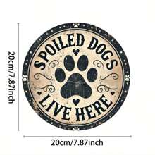 复古被宠坏的狗住在这里锡箔标志 - 7.87x7.87 英寸装饰墙艺术，适用于家庭、酒吧、咖啡厅、车库 - 送给宠物爱好者的独特礼物