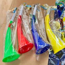 2 件装活力大号牛角口哨 - 塑料，运动主题啦啦队和足球迷道具，无需电池，带挂绳 - 黄色、蓝色、红色、绿色