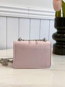 Un nouveau sac carré mini à la mode pour la saison d'automne et d'hiver, avec une décoration de nœud en métal, une ouverture à rabat, une chaîne double en métal, une petite capacité et un design minimaliste. Convient à la vie quotidienne, aux loisirs et à l'utilisation des étudiantes. Porte-monnaie