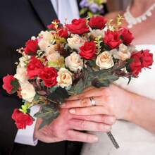 1/3/5 piezas Decoración de flores artificiales románticas, ramo de rosas de plástico, plantas falsas, hojas de eucalipto, adecuado para boda, habitación, hogar, hotel, fiesta, eventos, regalo de Año Nuevo, decoración floral de mano, aplicable para el Día de San Valentín, decoración de boda/hogar/dormitorio/sala de estar/mesa de comedor, ramo de novia, jardín al aire libre, cumpleaños, ceremonia de graduación y talla grande ocasiones - Rojo - Ver 3