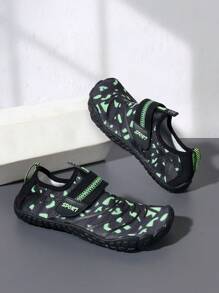 1 双花卉图案轻便运动水鞋，采用 3D 纹理设计