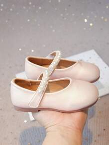 女童珍珠装饰软底休闲乐福鞋，时尚儿童公主鞋，适合春秋季节