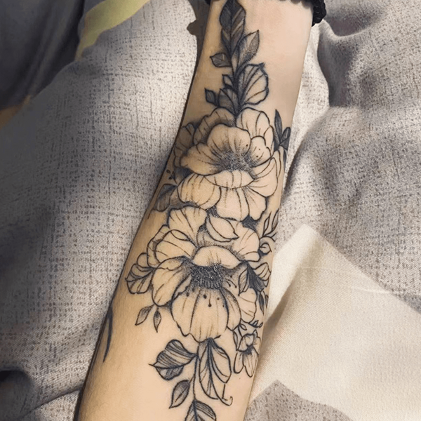 Realistyczny tymczasowy tatuaż z małymi wzorami kwiatowymi na wewnętrzną stronę przedramienia, stopniowo rozwijający kolor - utrzymuje się przez 7-15 dni - wodoodporny i odporny na ścieranie