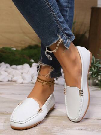 秋冬新款百搭日常通勤轻便平底一脚蹬乐福鞋，大码女款，春夏休闲圆头金属装饰手工缝制系带白色皮革鞋面透气莫卡辛鞋，女式运动鞋