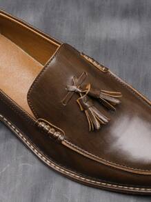 男士时尚流苏乐福鞋，橡胶防滑木底，条纹 PU 皮革鞋面，手工制作，适合婚礼、商务和休闲场合