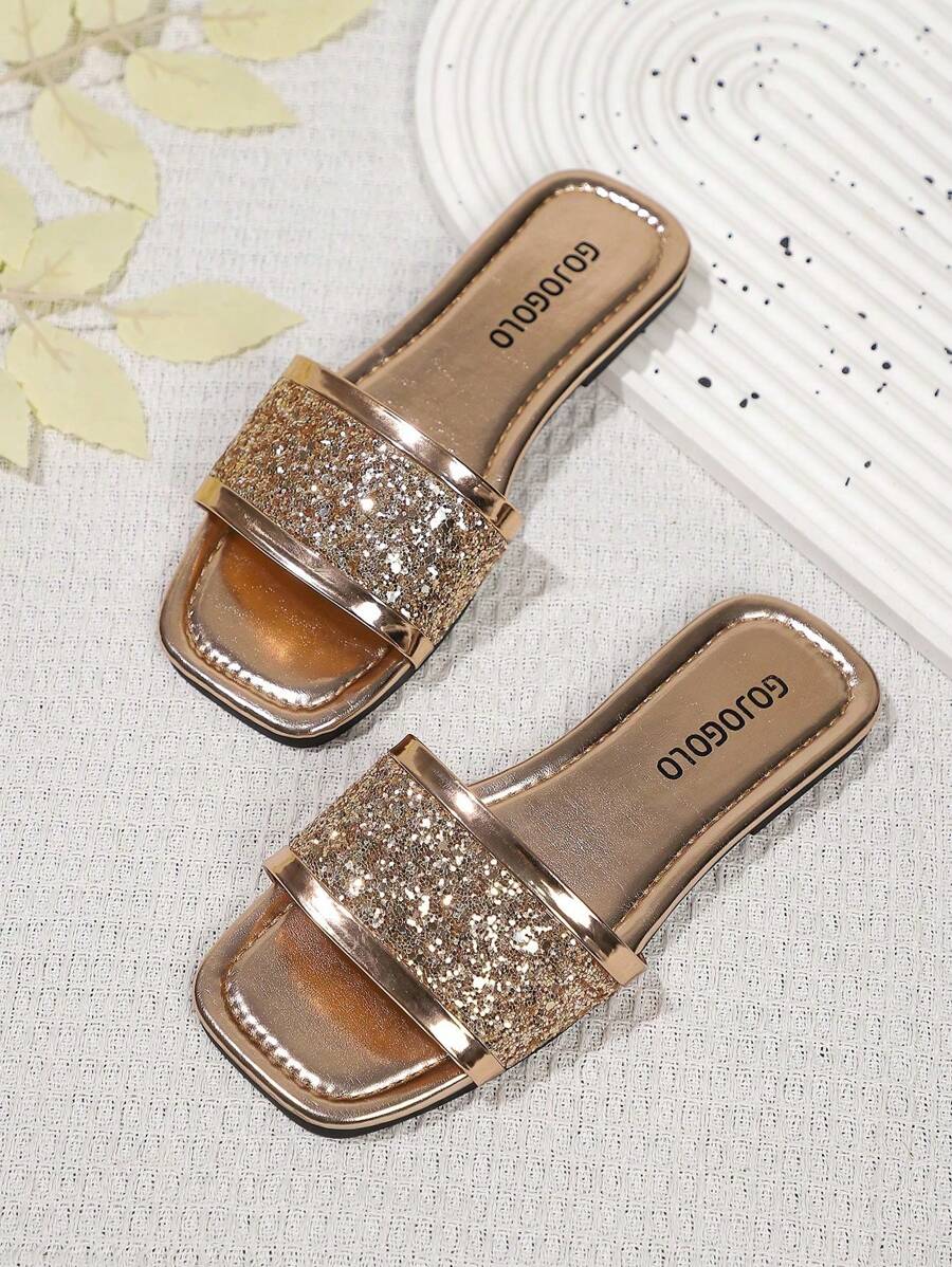 Ein Paar modische Mädchen Hausschuhe, Mode von 2025, geeignet für verschiedene Anlässe, perfekt für Fotoshootings und Reisen