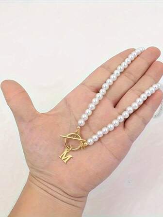 Klassisk Hot Initial Halsband Kvinnor A-Z Bokstavshänge Toggle Spänne 6mm Faux Pearl Halsband För Kvinnor Smycken Present
