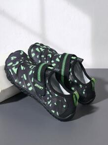 1 双花卉图案轻便运动水鞋，采用 3D 纹理设计