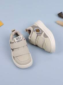 经典低帮运动鞋，适合男孩和女孩 - 四季休闲运动鞋，采用钩环闭合，舒适透气的合成鞋面，橡胶外底，织物鞋垫，圆头设计