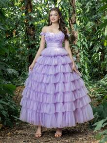Vestido de vuelta al colegio, fiestas, bailes y eventos de cóctel con detalle de aplicación en el corpiño, escote off shoulder y volantes en cascada de tul - Lila Púrpura - Ver 2