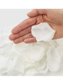 100/1000 Pétalos de rosa blanca artificial, aptos para decoraciones de bodas y fiestas. Agregan un toque romántico al Día de San Valentín y son perfectos para decorar el centro de la mesa de cena. Estos pétalos también se pueden usar para crear una sorpresa para propuestas de matrimonio, convirtiéndolos en un regalo ideal para el Día de San Valentín.