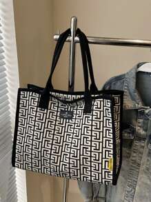 1 件轻便、大容量、可折叠花卉印花单肩包，面料舒适，设计时尚