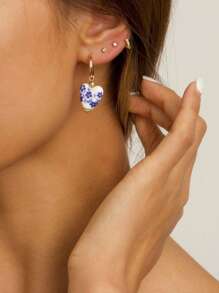 Uworld 1 par de pendientes de mujer en estilo retro chino de cerámica azul con forma de corazón y estampado, chapados en oro de 18K en acero inoxidable que imitan la porcelana Qinghua, para uso diario, fiestas, vacaciones, etc.