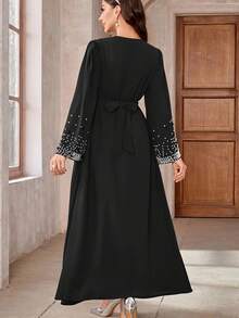 Vestido longo de roupão elegante e de cor sólida, estilo turco, com mangas longas e cinto, com pérolas aplicadas no abaya