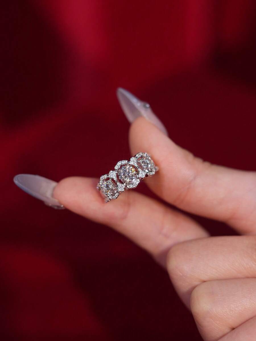 1 Peça Anel de Casamento Feminino com Três Pedras, 1,1 Quilates, Diamante Moissanite Redondo, Diamante Moissanite Acabado em Laboratório, Cor D, Pureza VVS1, Design Vazado Exquisito de Prata Sterling S925 com Certificado