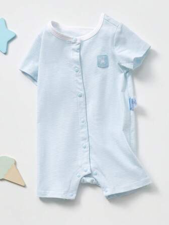 Pelele de manga corta con estampado de rayas azules y acentos con botones para bebés