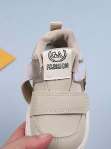 经典低帮运动鞋，适合男孩和女孩 - 四季休闲运动鞋，采用钩环闭合，舒适透气的合成鞋面，橡胶外底，织物鞋垫，圆头设计