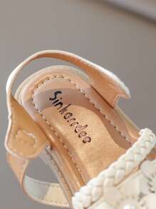 1 pereche de sandale plate antiderapante pentru copii, țesute cu flori de perle, stil prințesă, cu vârful deschis, cu fundul moale, ținută foarte confortabilă pentru vară