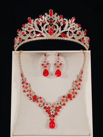 一套金色新娘配饰，包括镶有红色水钻的皇冠、闪亮水晶项链和耳环，共4件套婚礼首饰，适合搭配婚纱、仪式和派对。