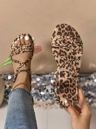 2024 sandali piatti estivi da donna in tessuto semplici e comodi con stampa leopardata, tacco sottile e punta aperta