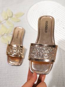 Ein Paar modische Mädchen Hausschuhe, Mode von 2025, geeignet für verschiedene Anlässe, perfekt für Fotoshootings und Reisen