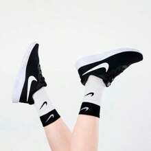 Nike 男女童款 TANJUN GO 轻便透气跑步鞋休闲运动鞋 DX9041-003 - 黑與白 - 查看 8
