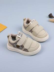 经典低帮运动鞋，适合男孩和女孩 - 四季休闲运动鞋，采用钩环闭合，舒适透气的合成鞋面，橡胶外底，织物鞋垫，圆头设计