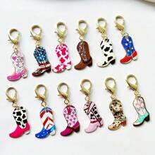 12 Stück Set mit Vintage Western-Stil verwitterten Cowboy Stiefel Schlüsselanhängern, Zink-Legierung Accessoires, verschiedene Stiefeldesigns, geometrische Muster, bohemian Thema, geeignet für DIY Schmuckherstellung, Halsketten, Schlüsselanhänger und Handyanhänger, Autoaccessoires, Taschenanhänger, Schulbedarf