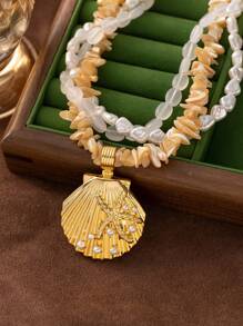 قلادة عقدة نجمة البحر ذات الطبقات للنساء المرتبطة بالشاطئ والبحر، مصنوعة يدويًا من الأصداف