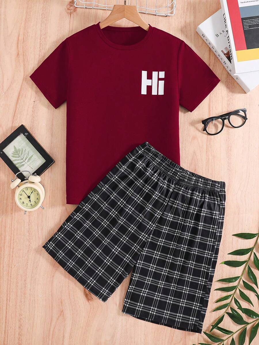 男童两件套时尚休闲家居套装，夏季款“Hi”印花短袖上衣和黑白格纹直筒裤男童睡衣套装，面料舒适，适合居家穿着