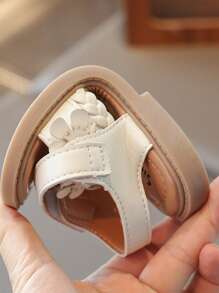 1 pereche de sandale plate antiderapante pentru copii, țesute cu flori de perle, stil prințesă, cu vârful deschis, cu fundul moale, ținută foarte confortabilă pentru vară