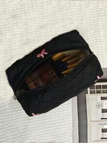 1pc New Embroidered Bow Makeup Bag, High-Aesthetic, Minimalist, Versatile, Quilted Checkered Embroidered Bow Pattern Women Cosmetic Organizer Pouch, Daily Essentials Storage, Student Pencil Case, Suitable For Shopping, Travel, Portable,For Holiday Beach, Bathroom Collection, Bedroom Collection, Large Capacity