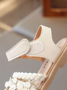 1 pereche de sandale plate antiderapante pentru copii, țesute cu flori de perle, stil prințesă, cu vârful deschis, cu fundul moale, ținută foarte confortabilă pentru vară