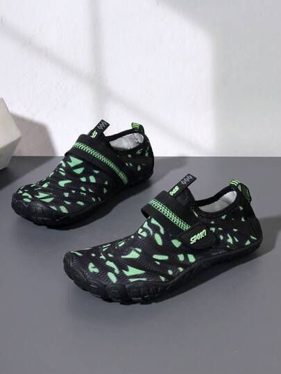 1 双花卉图案轻便运动水鞋，采用 3D 纹理设计