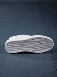 女士经典舒适低帮户外运动休闲鞋，白色配金色饰边 - 白色 - 查看 7