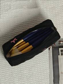 1pc New Embroidered Bow Makeup Bag, High-Aesthetic, Minimalist, Versatile, Quilted Checkered Embroidered Bow Pattern Women Cosmetic Organizer Pouch, Daily Essentials Storage, Student Pencil Case, Suitable For Shopping, Travel, Portable,For Holiday Beach, Bathroom Collection, Bedroom Collection, Large Capacity