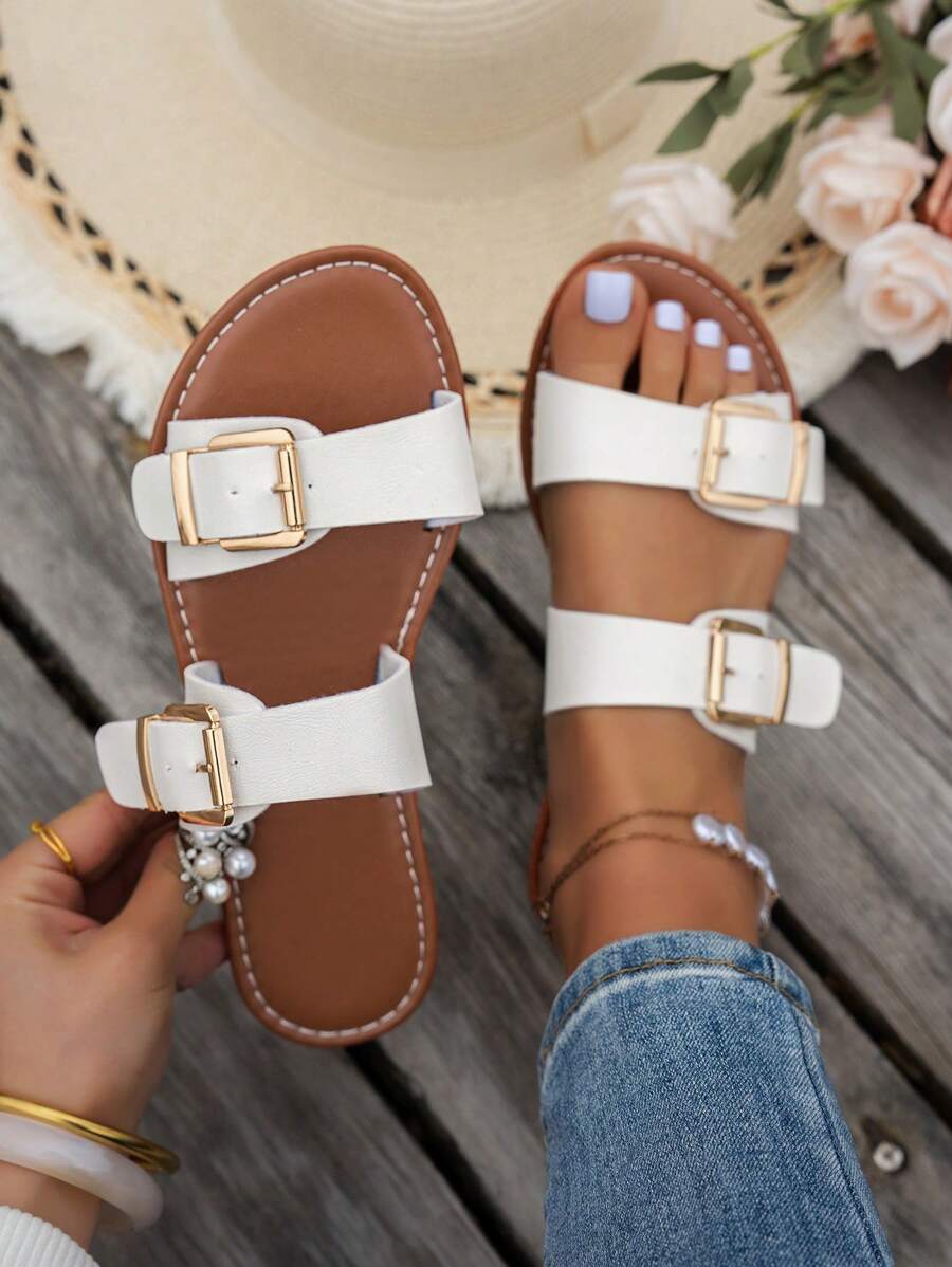 2025新款复古扣饰露趾平底凉鞋，夏季沙滩装