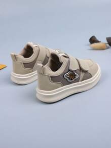 经典低帮运动鞋，适合男孩和女孩 - 四季休闲运动鞋，采用钩环闭合，舒适透气的合成鞋面，橡胶外底，织物鞋垫，圆头设计