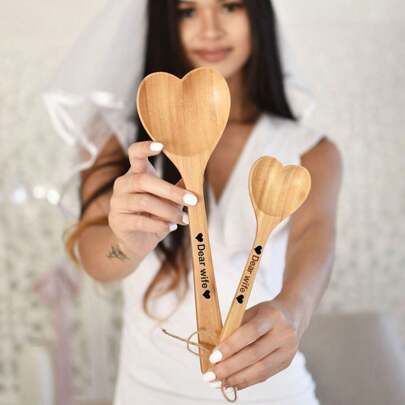 Cucchiaio da cucina personalizzato a forma di cuore in bambù con incisione laser, cucchiaio da insalata a forma di cuore per San Valentino, cucchiaio da pranzo in bambù, regalo per la madre, l'amante, la moglie, bomboniera di matrimonio, regalo di inaugurazione