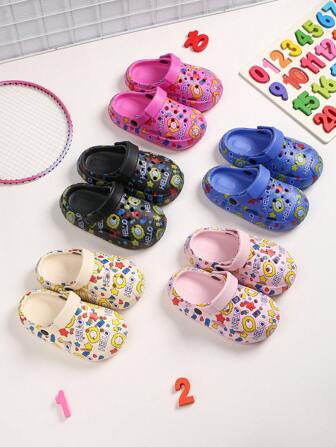 1 par de sandálias de verão infantis antiderrapantes e confortáveis com estampa de desenho animado e sol, chinelos de praia para uso ao ar livre